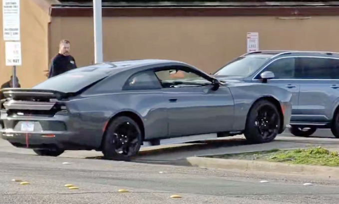 2025 Dodge Charger Daytona EV Charger Daytona 440 EV (590hp / 440kW ) Prototype Spied w/ Glass Roof & Exposed Battery Pack [Video] daytona-charger-spied-video-4